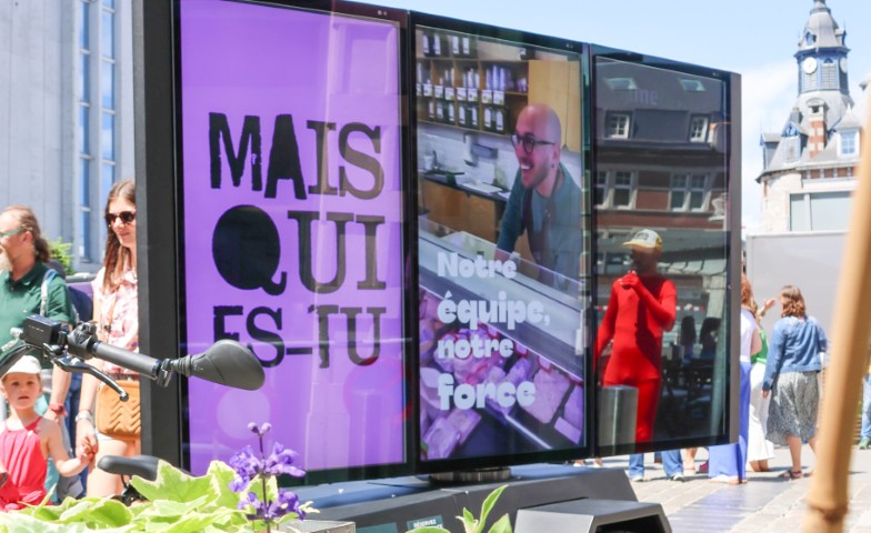 Image vue de face exemple du produit en service avec publicité